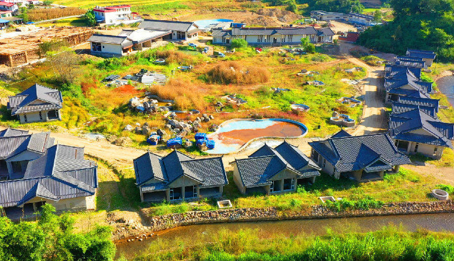 建设中的镇康澡塘坝温泉三养度假村 （随井 摄）