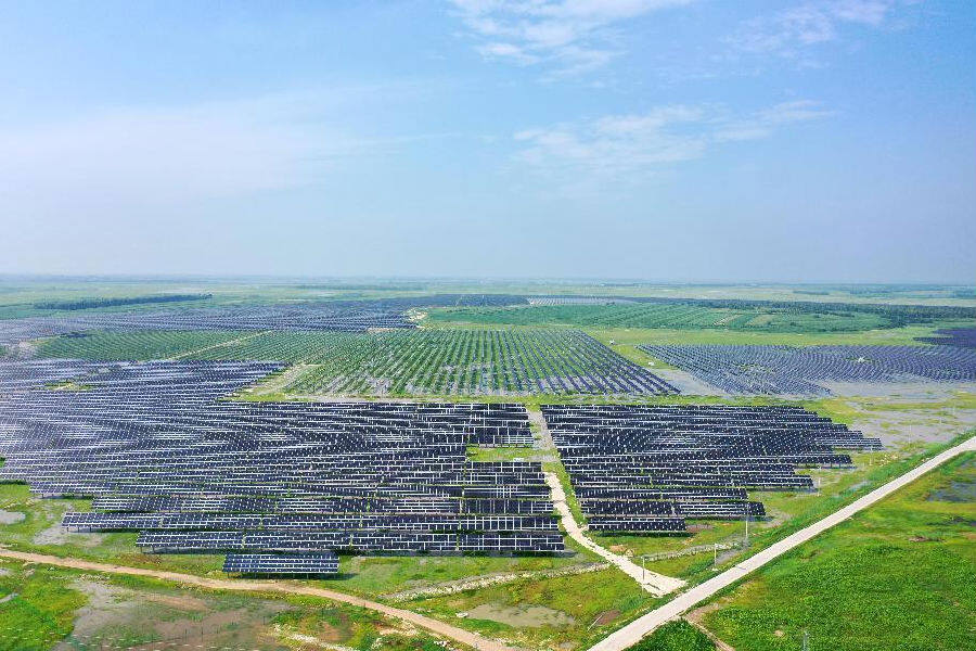 图为通榆县白城光伏领跑奖励激励基地兴东220千伏升压站（张玉博 摄）