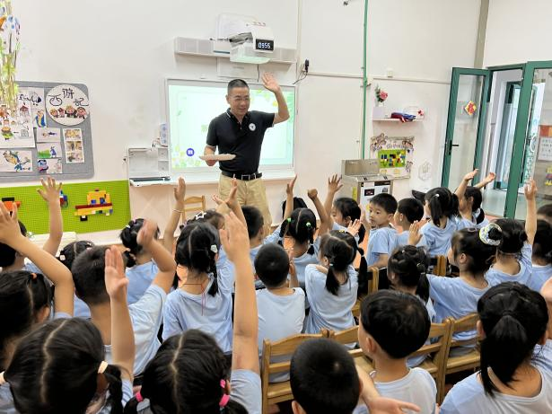 浙江大学环资学院张志剑教授带着他研究的小虫子——黑水虻给孩子们变魔术现场 （杨玉杰 摄）