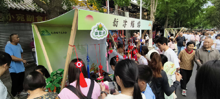 非遗技艺吸引众多关注（戚原 摄）