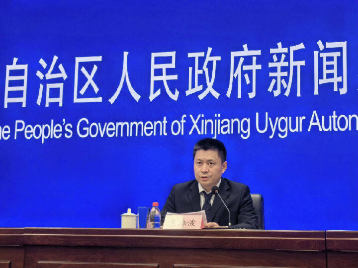 图为新疆维吾尔自治区粮食和物资储备局党委委员、副局长袁海波在会上介绍情况（查燕荣 摄）