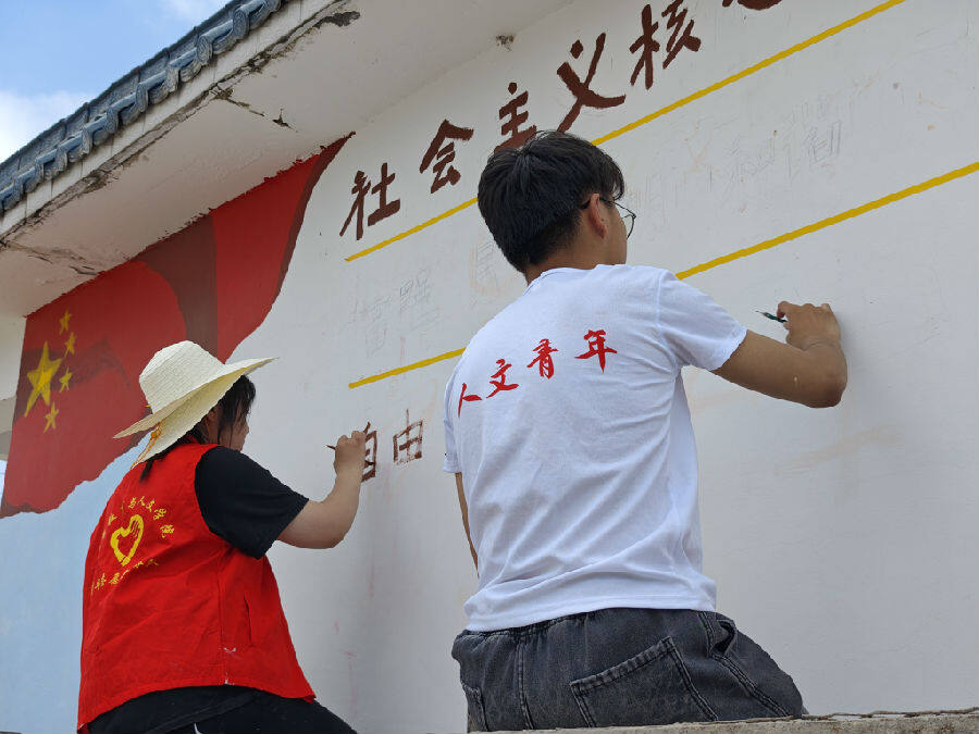 学生们用画笔和颜料，为美丽乡村建设增色添彩 （王华 摄）