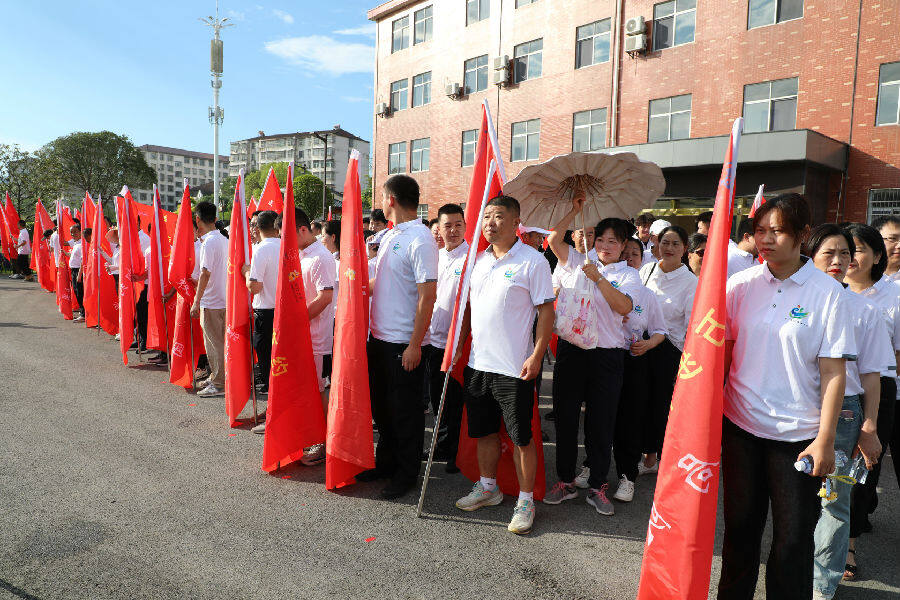 图为健走大赛英山赛区参赛队员（刘钊海 摄）