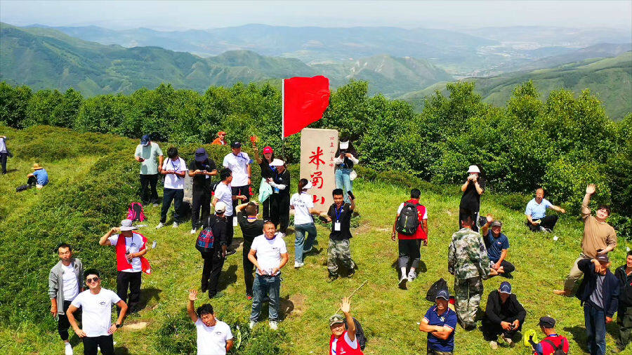 攀登六盘山主峰（赵文强 摄）