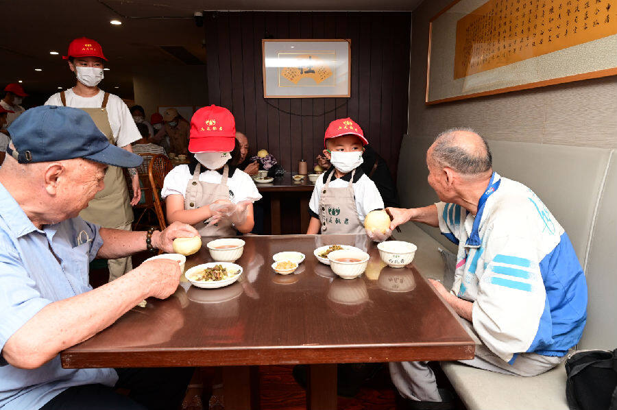 吴山敬老家园老年食堂助餐公益活动现场 （陈振初 摄）