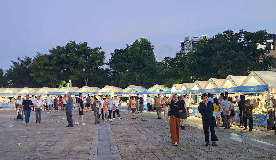 “乡韵潮集”新居民乐享市集现场（谢兴红 摄）