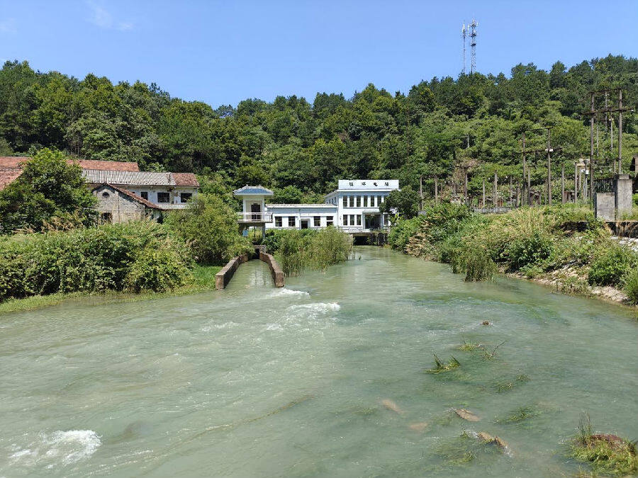 图为垅坪水库开闸泄水（万欢 摄）