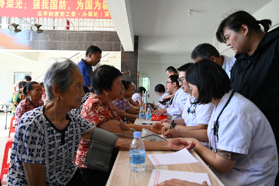 在扬美社区，医生们为居民提供面对面诊疗服务。（林芷逸 摄）