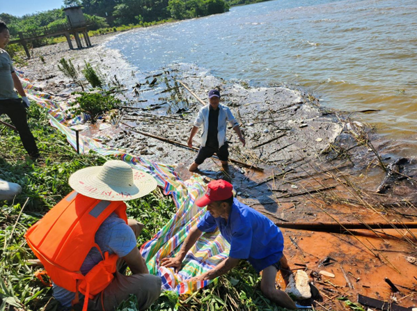 防汛人员对泥坑湖堤坝进行除险加固 （周奇良 摄）