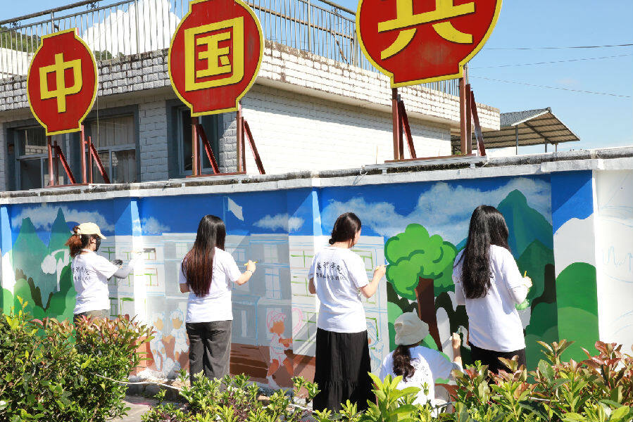 闽南师范大学艺术学院学生进行墙绘艺术创作实践。（许鹏飞 摄）