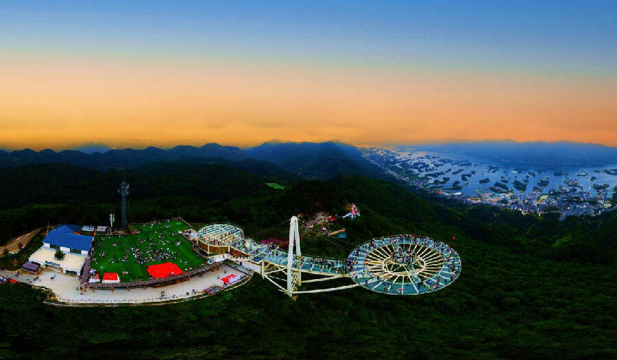 图为仙岛湖天空之城玻璃观景平台（倪婷婷 摄）