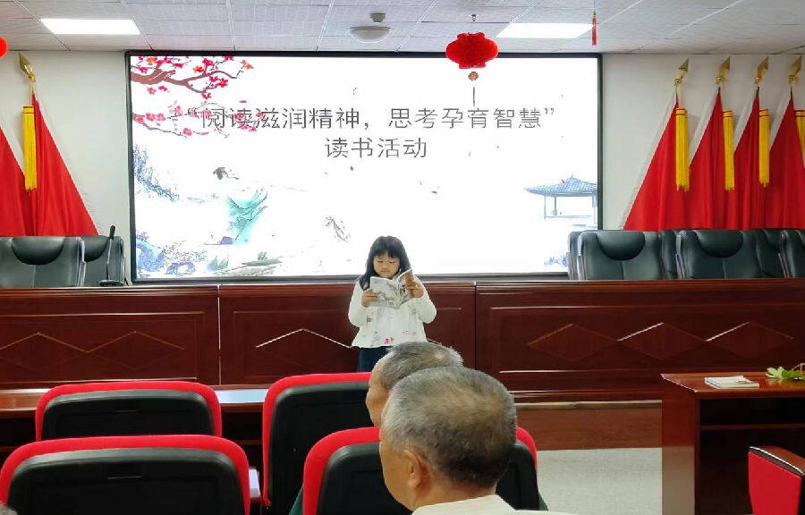村民在幸福乡红嘴子村新时代文明实践站开展读书活动（张国辉 摄）