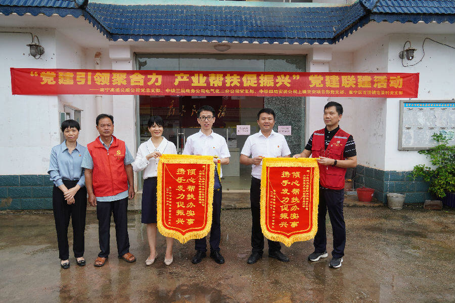 联合支部党员走进屯茶村（钱飘云摄）
