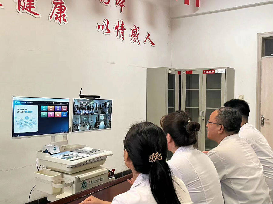 黄碾镇卫生院医生在“云推车”上与专家讨论病情 杜晓楠摄