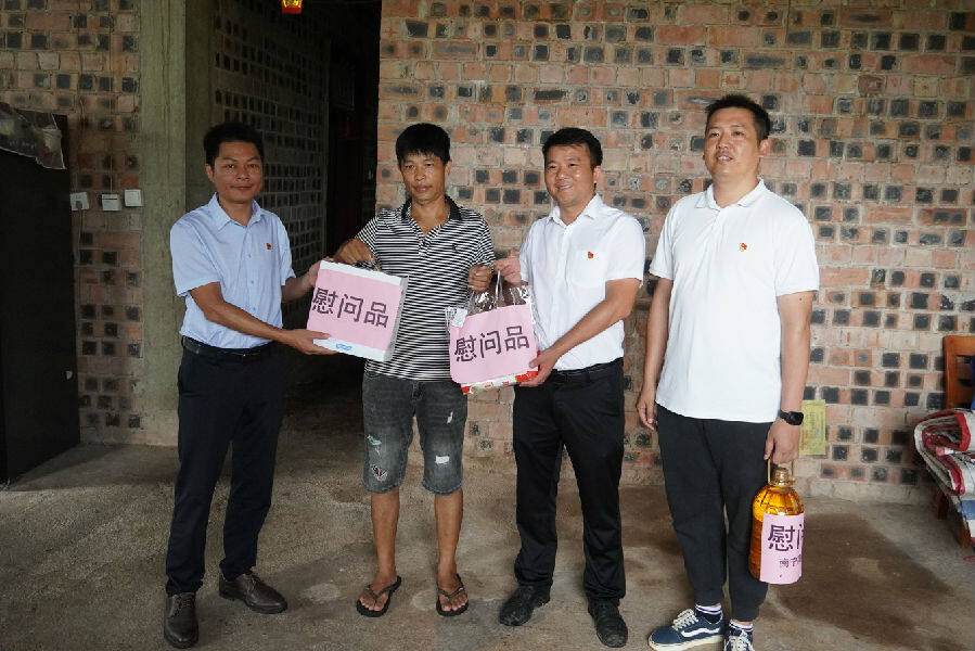 为群众送上慰问（钱飘云摄）