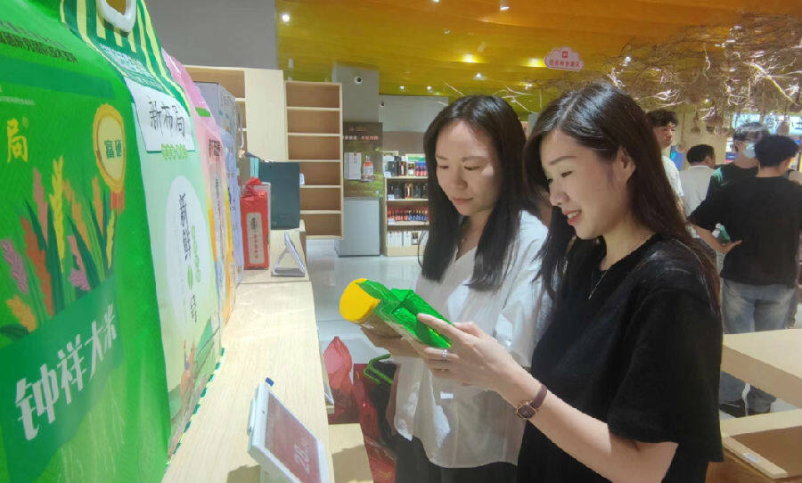 图为武汉市民选购钟祥特色农产品（赵超 摄）