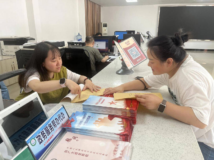 图为群众在黄梅镇综合服务大厅办理业务（邓丹 摄）