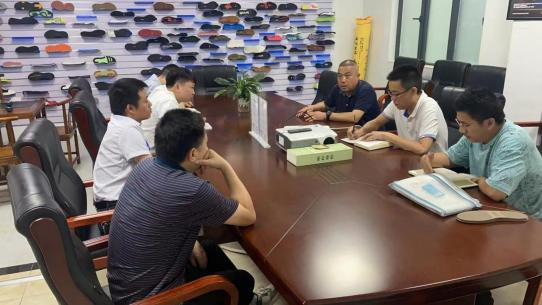 图为赵恢云董事长在轻工业园区现场召开优化营商环境会议（李仁伟 摄）