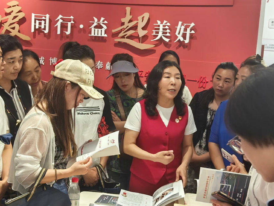 在平安大姐“共治·共享·共富”实践中心学习交流现场（曾庆华 摄）