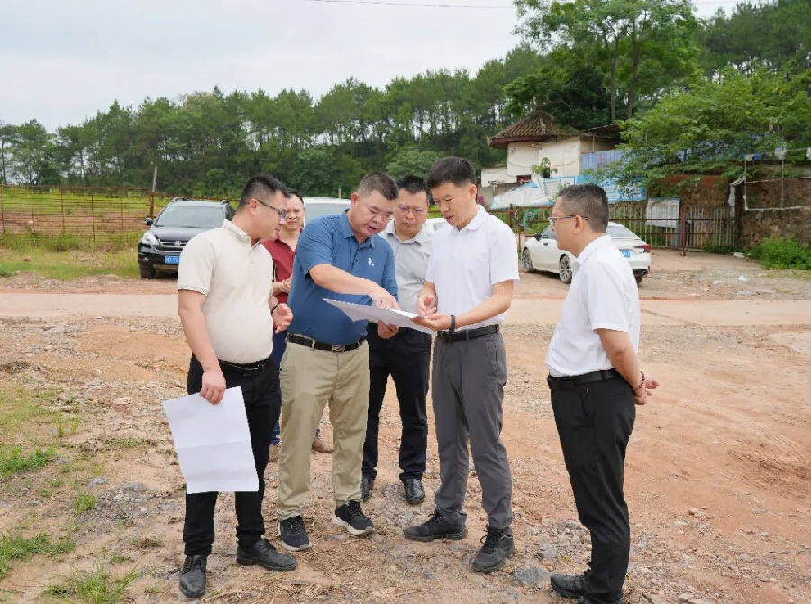 区委书记黄来焕到年产100万吨高端不锈钢制品精深加工项目及梧州港中心港区大利口作业区二期7号泊位工程项目建设现场调研。（邓亮 摄）