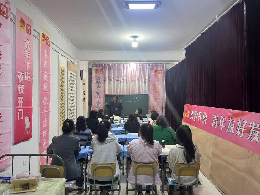 张立平为青年夜校学员培训书法（程琳 摄）