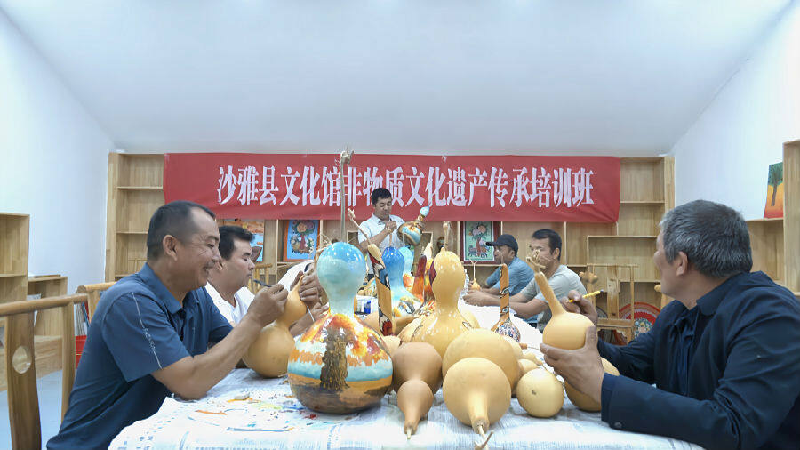 图为培训老师正在为学员讲解葫芦画的画法（许延菊 摄）