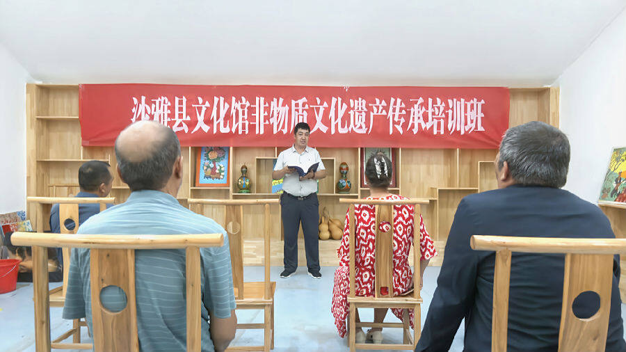 图为培训老师正在讲解葫芦画理论知识（许延菊 摄）