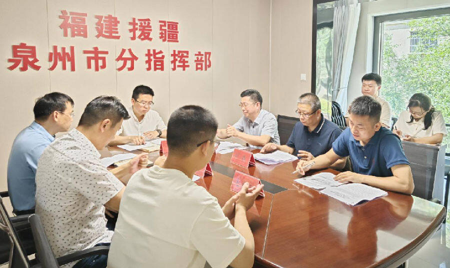 图为福建援疆泉州分指与德化县医院“小组团”援疆团队进行深入交流（崔越 摄）