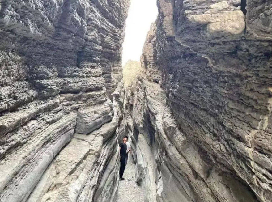 丰富的化石群，壮观的一线天景色。（地拉吾尔 摄）