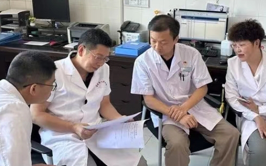 图为赖宏忠“小组团”援疆团队与昌吉市人民医院中医针灸探讨如何进一步扩大康复医学科的覆盖范围（崔越 摄）