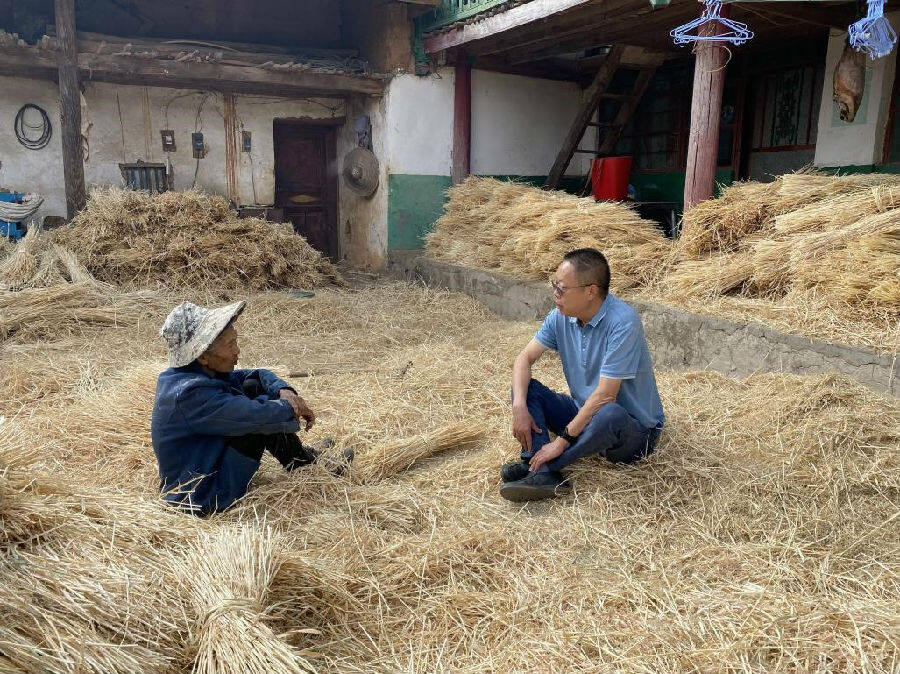 走访慰问脱贫户（朱国安 摄）