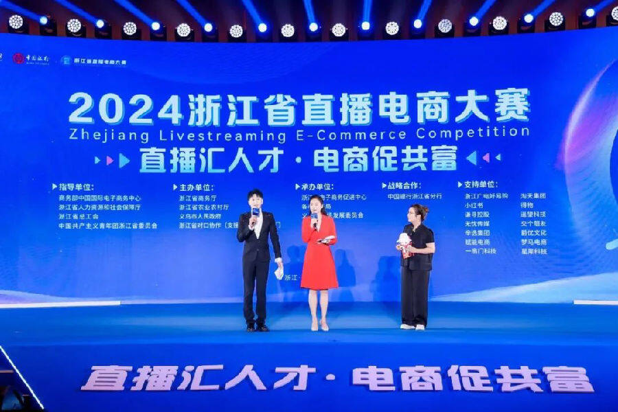 图为举办各类创业创新大赛和电商直播培训活动，为当地青年提供了广阔的舞台和机遇。（艾克拜尔 摄）