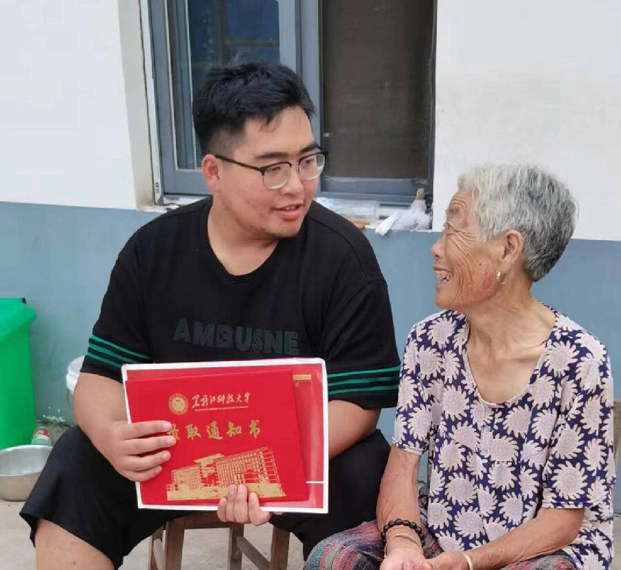 连云港赣榆学子家中祖孙俩相视而笑（张南宁 摄）