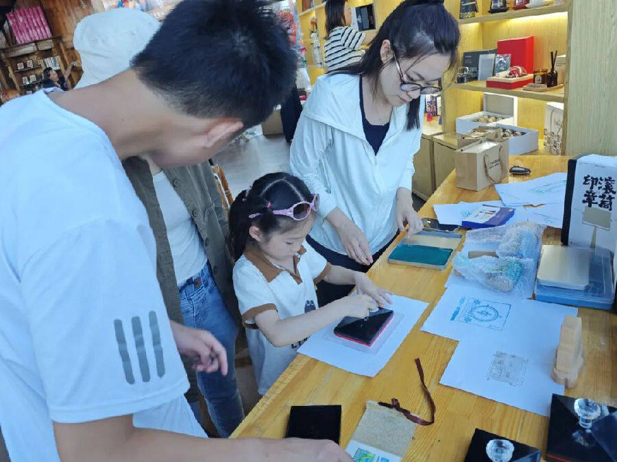  暑期手工非遗文创产品热卖中（梁恩鹏 摄）