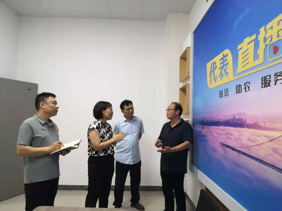 考察小组在大河屯镇人大代表联络站参观（赵兰奇 摄）