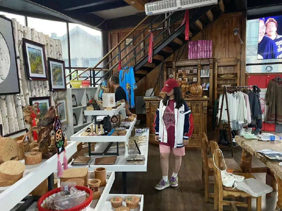  十八站鄂伦春手工品店（梁恩鹏 摄）