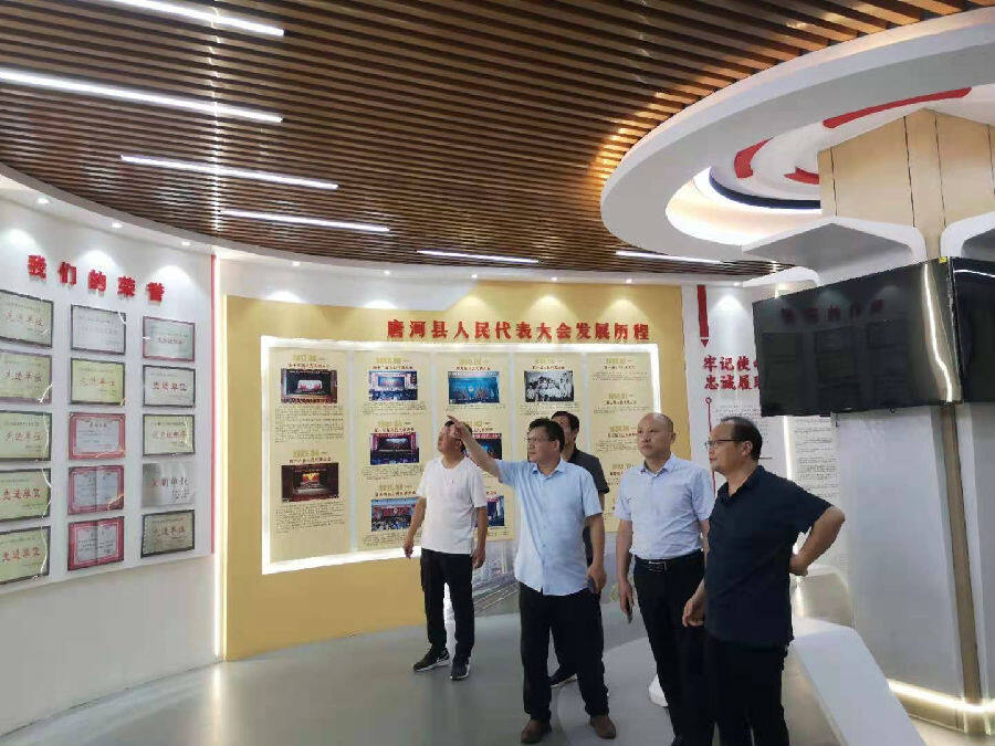 考察小组在唐河县人大代表联络总站学习（赵兰奇 摄）