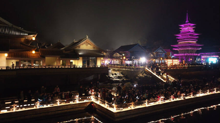 图为黄梅县东山问梅村夏日夜游季活动（郑鉴峰 摄）
