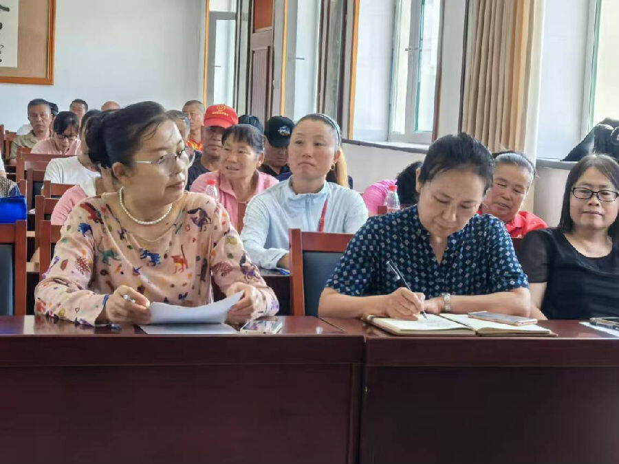 参加培训的学员在认真记录学习笔记（陈莹 摄）