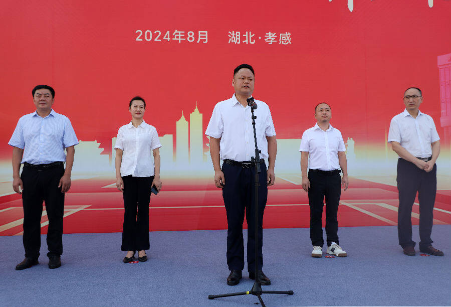 图为孝南区委书记、区长张全民宣布金诺新材料项目开工（崔夏铭 摄）