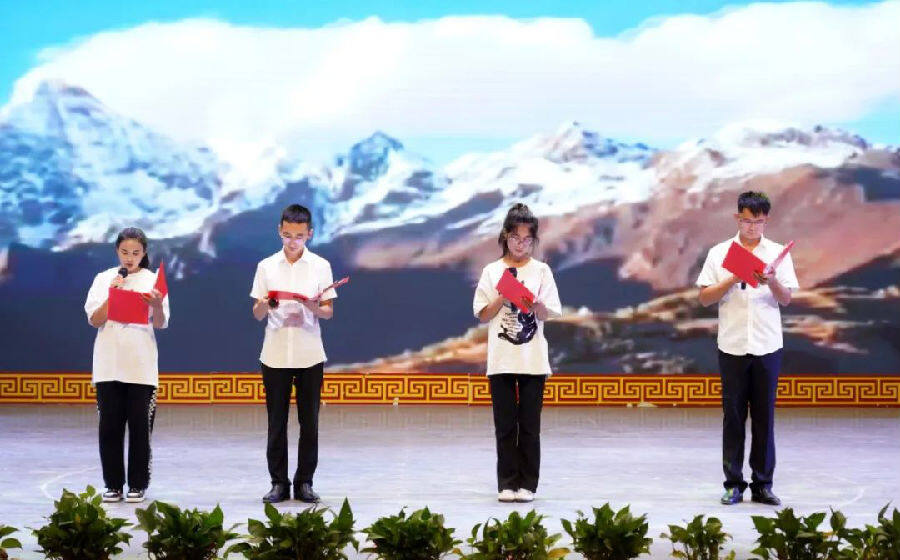 图为“诵读经典 ‘声’动驼城”朗诵大赛现场（艾克拜尔 摄）