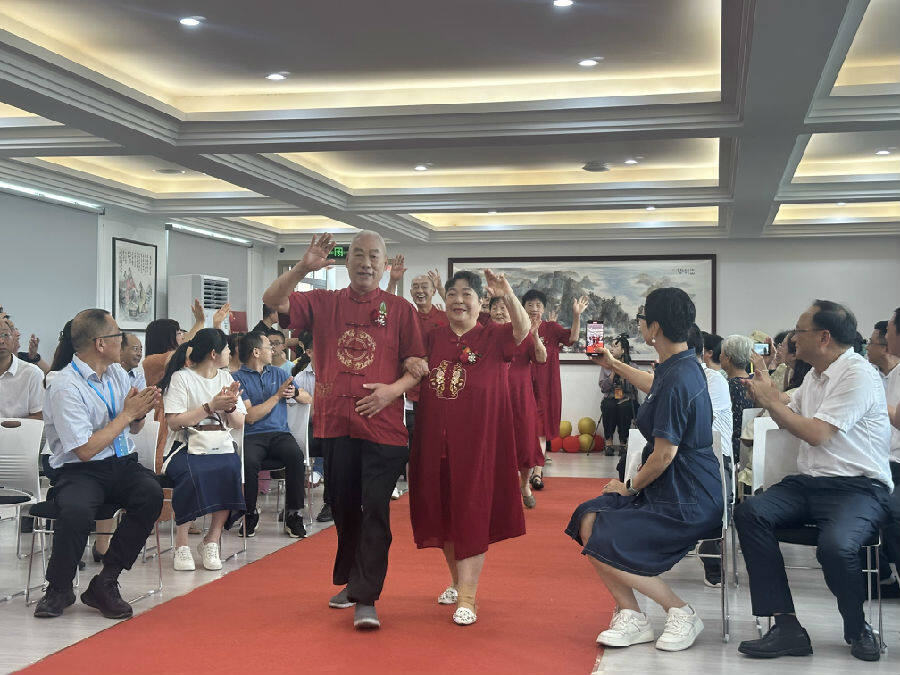 三江航天集团的8对金婚老人步入会场（余惠玲 摄）