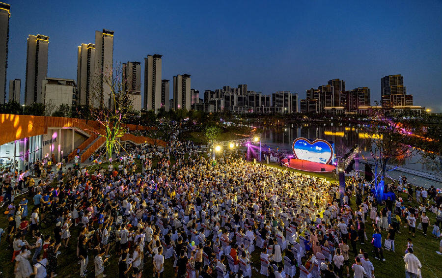 襄阳七夕爱情主题游园会现场 （赵立群 摄）