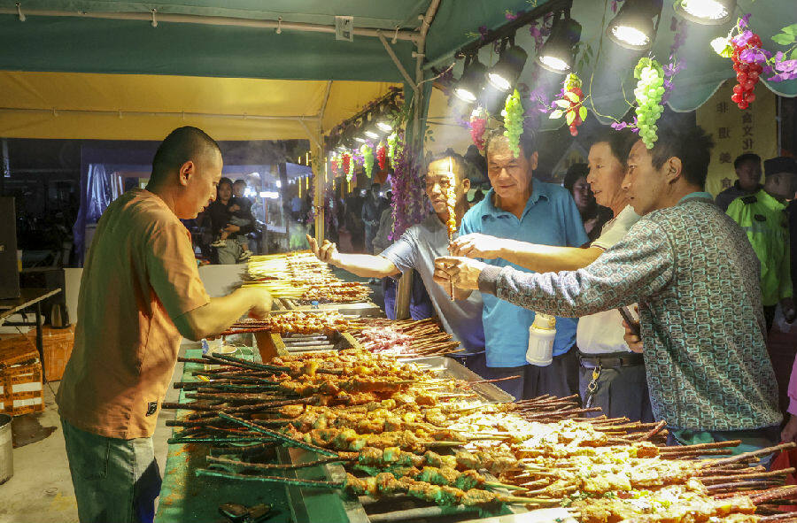 游客品尝美食 （白洁 摄）