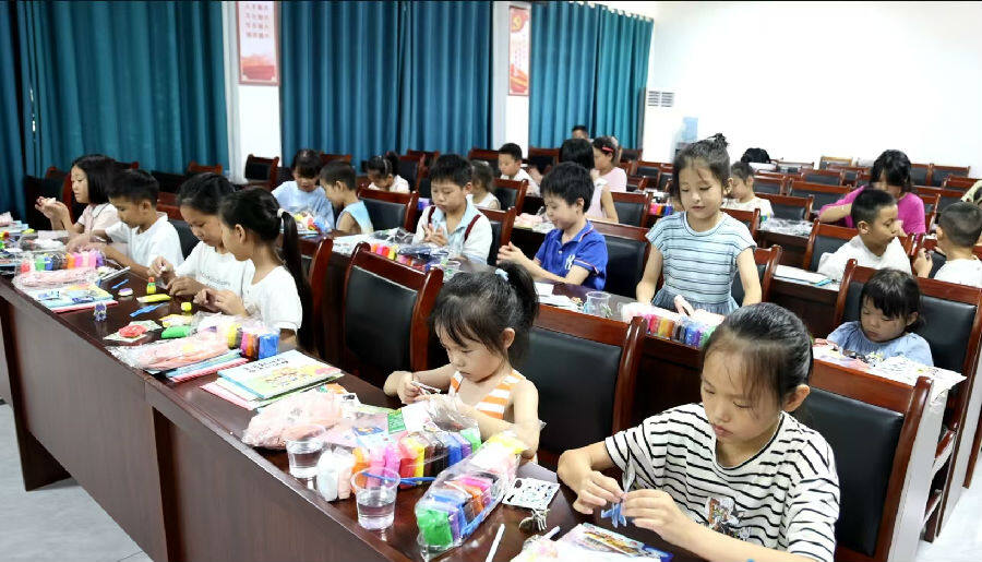参加活动的小朋友在津津有味地做手工 （李勤 摄）