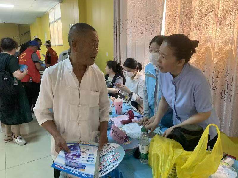 图为黎明居民养老活动中心里前来咨询办理业务的居民（汤利 摄）