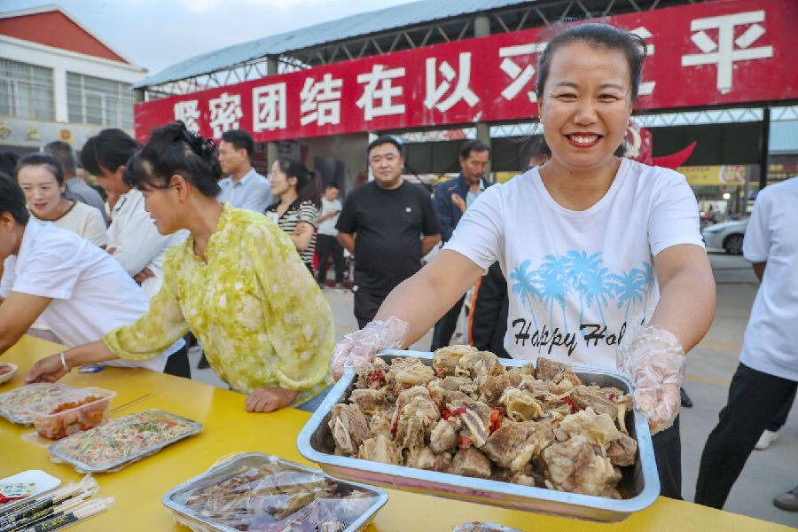 游客品尝美食 （白洁 摄）