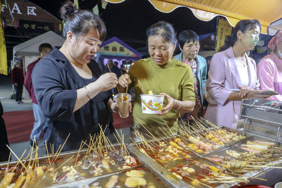 游客品尝美食 （白洁 摄）