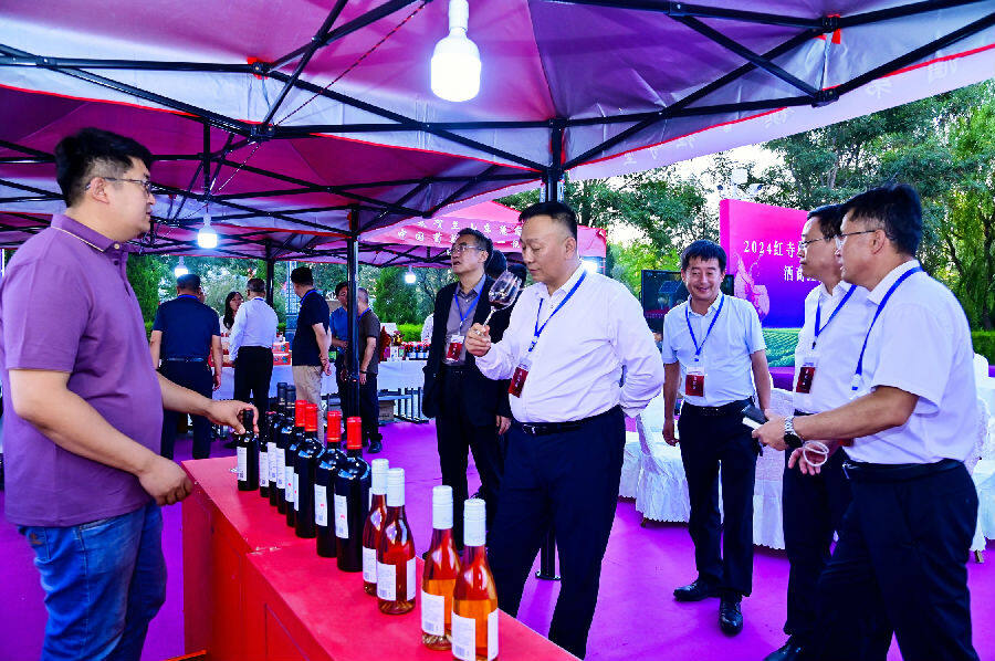 与会嘉宾品尝红寺堡产区葡萄酒（杨粟 摄）