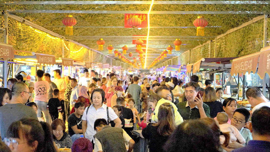  牛家坊“好吃街”(陈博 摄）